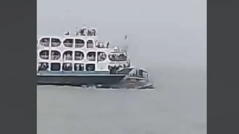 বরিশালে যাত্র‍ীবাহী লঞ্চের ধাক্কায় বালুবোঝাই বলগেট ডুবি